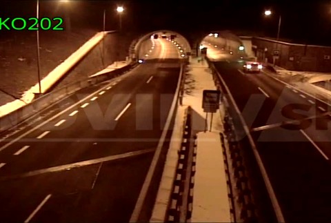 [multi] VIDEO: Vodič autom letel vo vzduchu. Po dopade vyšiel po vlastných 636