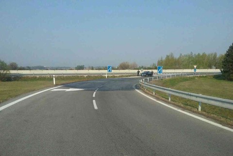 Diaľnica, D1, kyselina dusičná