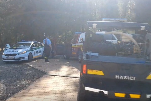 Mladíka zavalil ťažký kmeň stromu. Záchranári sa k nemu nevedeli dostať