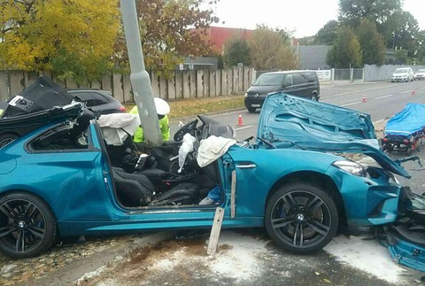 Vážna nehoda v Bratislave. Luxusné auto zostalo po náraze zdemolované