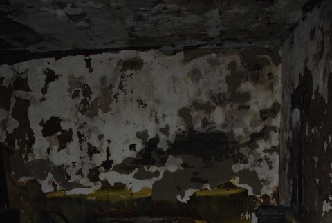 plamene zachvátili jednu z izieb, kde ležal muž