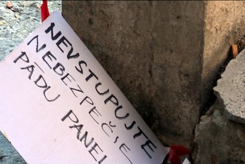 Alarmujúci stav budov. Obrovské schátrané panely môžu zabiť okoloidúcich