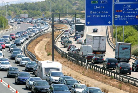 autá diaľnica zápcha Španielsko smer Barcelona