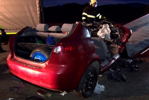 Nehoda auto a kamion- dve mrtve6900