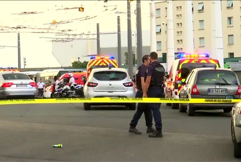 Dvaja útočníci napadli okoloidúcich ľudí. Len 19-ročného mladíka zabili a deviatich zranili