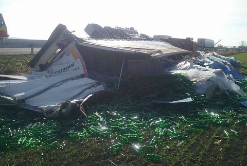 Hasiči zasahujú na D1. Kamión so sklenenými fľašami sa prevrátil a skončil mimo cesty