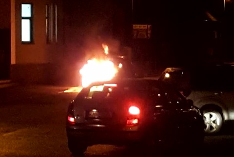 Páchateľ podpálil auto uprostred Žiliny. Oheň dostali pod kontrolu až hasiči