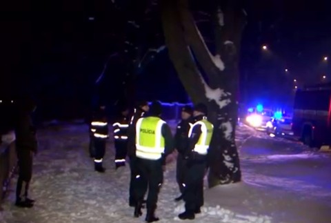 Krkolomná jazda českého vodiča. Vyletel z cesty, prerazil múr a zapichol autom len pár metrov od Váhu