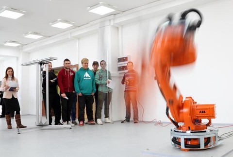 Študenti STU predstavili robotov