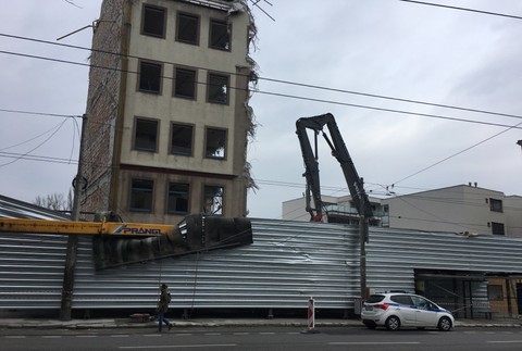 Záchranári zasahovali na stavenisku. Prevrátil sa žeriav