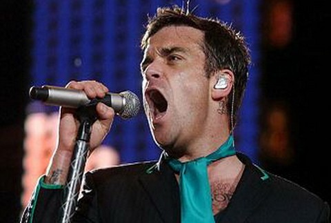 Robbie Williams reve do mikrofónu, busta