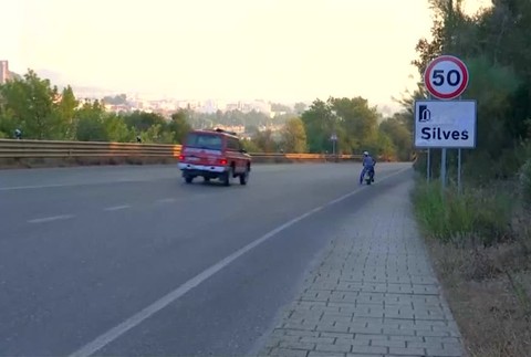 Silný požiar v Portugalsku sa blížia k obľúbenému letovisku3711