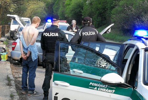 Policajná naháňačka pri Ružomberku. Na unikajúceho vodiča vytiahli zbraň