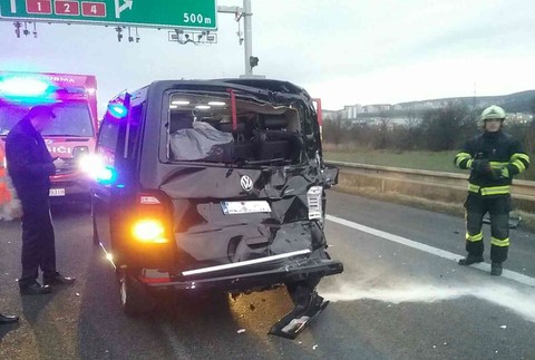 Vážna nehoda na D2. Diaľnicu museli uzatvoriť