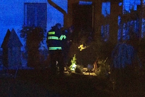 Požiar rodinného domu. Hasiči zachraňovali rodičov s dvomi malými deťmi