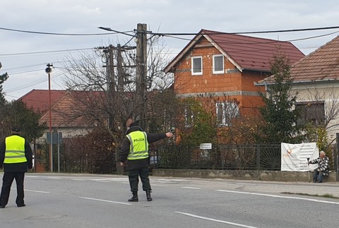 Pri nehode sa zrazila cisterna a osobné auto. Na mieste zasahuje vrtuľník