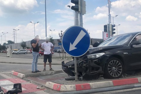 zničené auto po náraze do semaforu