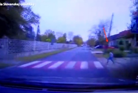 VIDEO: Vodič zrazil na priechode chlapca (6). Okoloidúci mu chceli pomôcť, ale zle