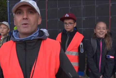 Rodičia sú spokojní, deti šťastné a ešte aj ochraňujú prírodu. Pešibus je novým hitom školákov