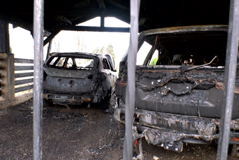 Dlhoročnému poslancovi a jeho dcére podpálili autá