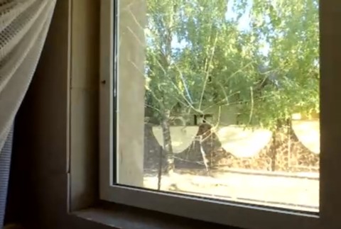 Napätie v obci. Obyvateľku už dva týždne stráži polícia