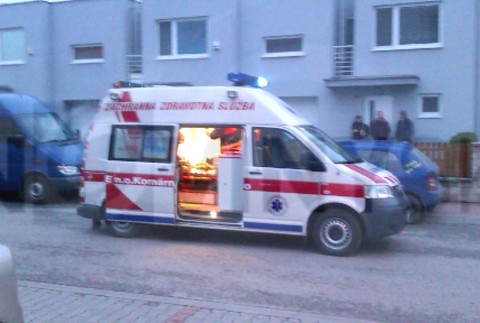 Šaľa prestrelka policajti sanitka 2