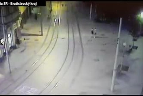 [multi] Nahý muž sa len s kuklou na hlave prechádzal ulicami nočnej Bratislavy 4534