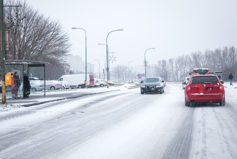 FOTO: Kolaps dopravy v Bratislave. Problémy majú aj linky MHD