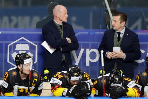 Bronz si uchmatli Američania.