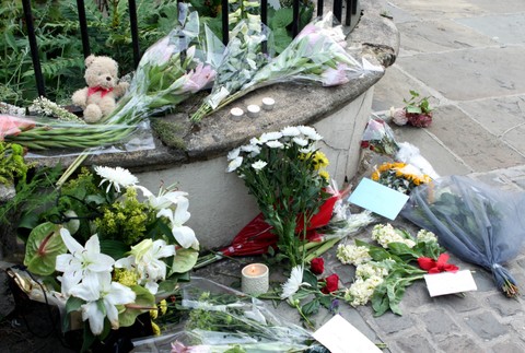 Winehouse kvety pred jej domom