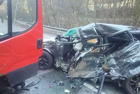 Tragická zrážka auta a dodávky