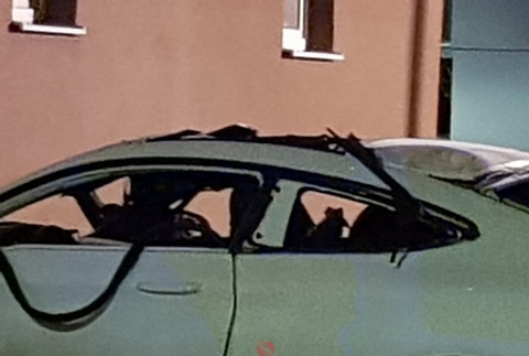 V Seredi vybuchlo pod bytovkou luxusné auto 7