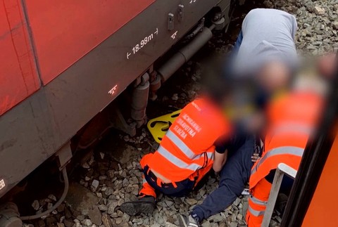 Mladík pod vplyvom alkoholu skočil pod vlak. Zázrakom prežil