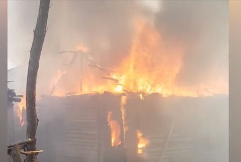 V dedine vypukol obrovský požiar. Rodiny s deťmi prišli o strechu nad hlavou