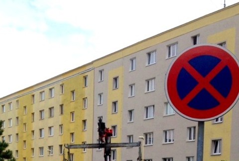 polícia parkuje na zákaze