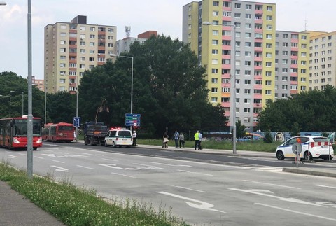 Nehoda ochromila električkovú dopravu v Petržalke. Trakčné vedenie je poškodené