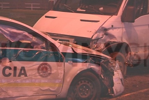 Policajná naháňačka skončila haváriou, narazené policajné auto a dodávka3