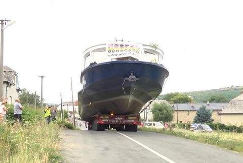 [multi] Vodiči v okolí Trebišova žasli. Na ceste museli uprednostniť 32 metrovú loď pre Domašu 1 2014