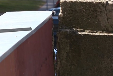 Alarmujúci stav budov. Obrovské schátrané panely môžu zabiť okoloidúcich