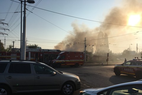 Hasiči zasahujú na Vajnorskej