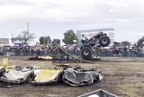 [multi] Monster truckvletel medzi divákov 20