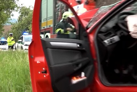 [multi] S autom vyletel z cesty a narazil do stromu. Pomáhať museli záchranárom aj hasiči 1644