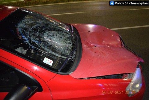 Nehoda, pri ktorej sa vážne zranil chodec