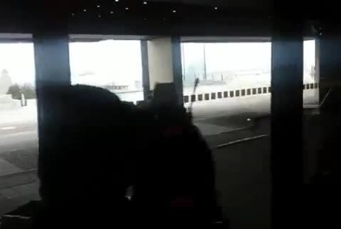 Individuálny protest pred parlamentom. Na mieste zasahujú policajti99