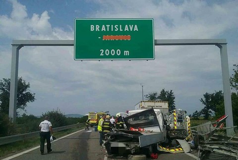 Zrážka kamiónu a dvoch dodávok pri Jarovciach