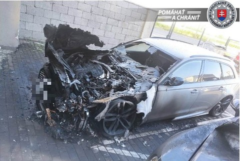 V Bratislave zhoreli luxusné autá.