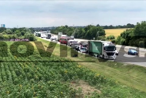 [multi] Migranti na dialnici d1 2283