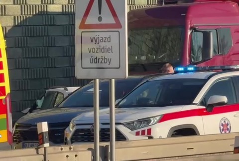 [multi] na dialnici sa zrazila sanitka s autom 3376