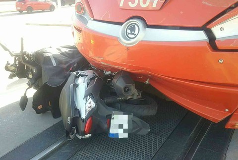 Zrážka električky a motorkára