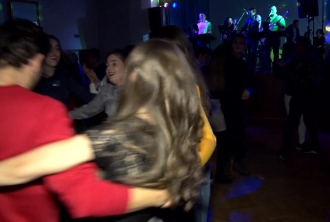 Sála plná mladých ľudí. Na Štefana sa bavia starí, aj mladí a dokonca aj cudzinci na Slovensku